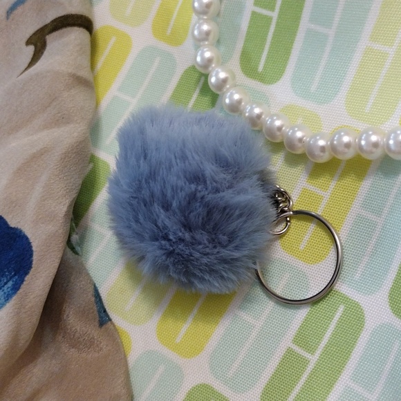 EUC Clinique Makeup Bag and Goodies - Picture 7 of 14